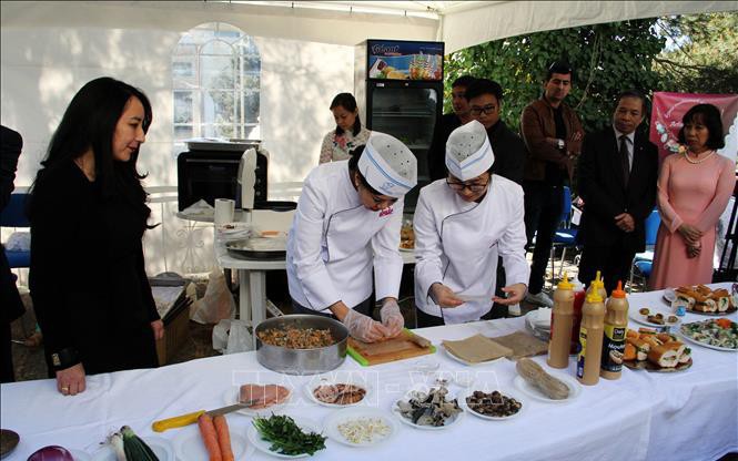Tại buổi giao lưu, ban tổ chức hướng dẫn trực tiếp cách chế biến các món ăn truyền thống của Việt Nam gồm hai món nem và phở bò và hai món truyền thống Algeria là Méchoui (thịt cừu nướng lò) và salad Hamis. (Nguồn ảnh: bvhttdl.gov.vn)